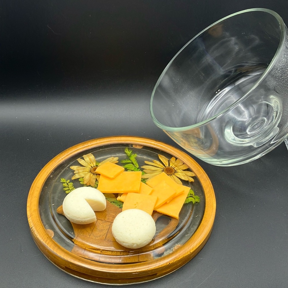 Vintage Gamut Lucite cheese board with pressed flowers and dome - Picture 13 of 15